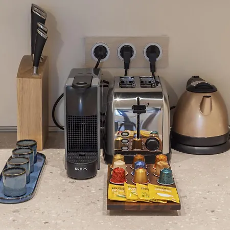 The Blue On Champs Elysees Avenue * Paříž