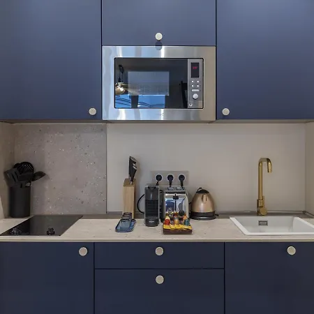 The Blue On Champs Elysées Avenue * París