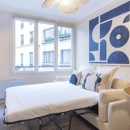 The Blue On Champs Elysées Avenue * París