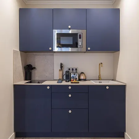 The Blue On Champs Elysees Avenue باريس